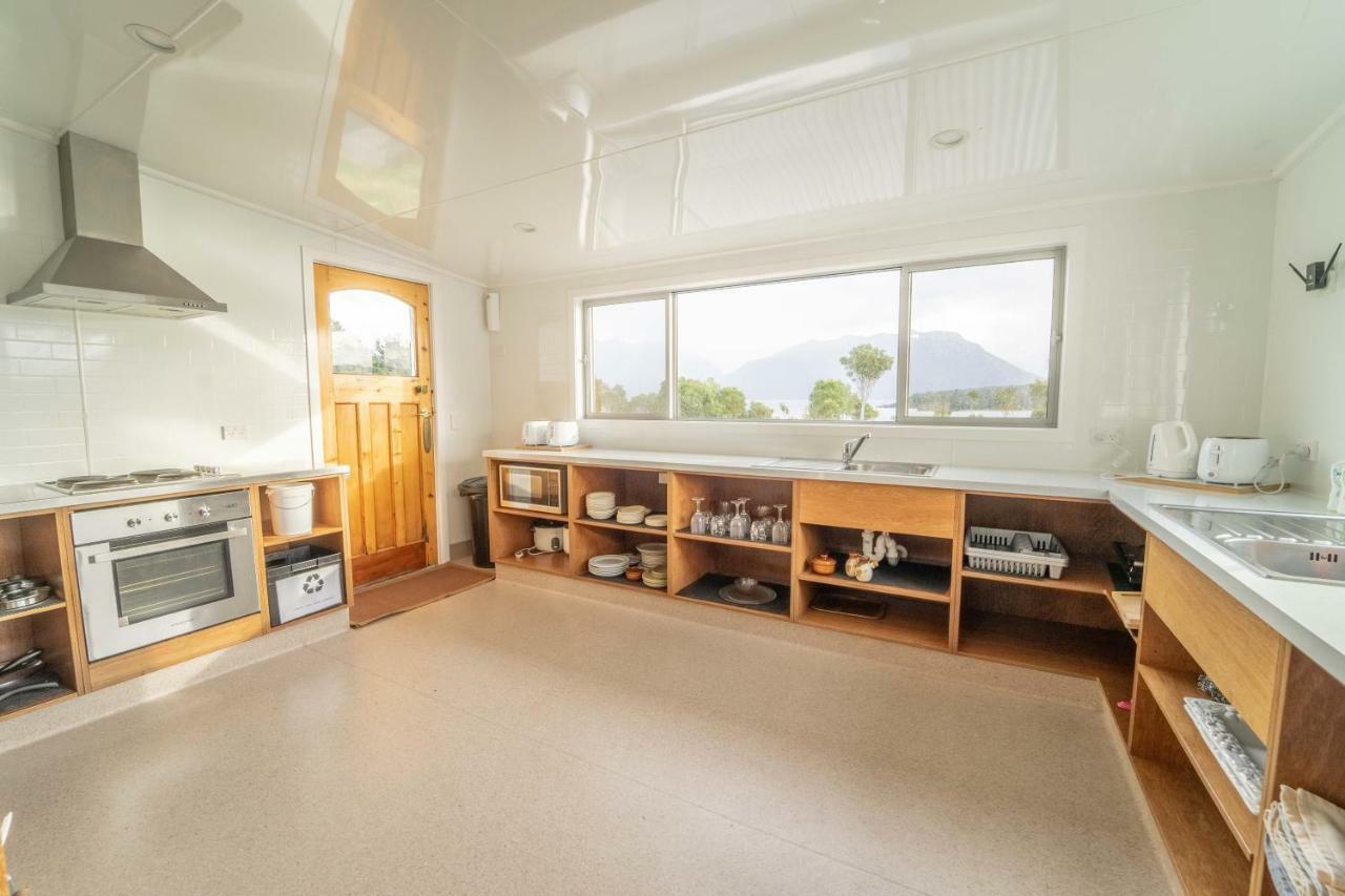 A Pousada Lone Moose Backpackers Te Anau Exterior foto