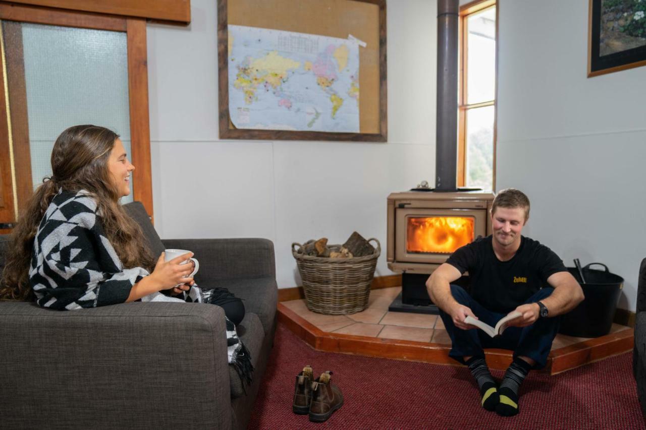 A Pousada Lone Moose Backpackers Te Anau Exterior foto